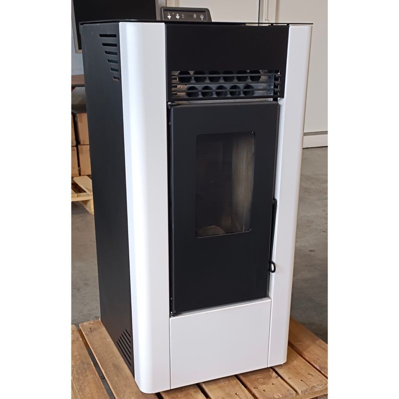 Modèle d'occasion - Poêle à ganulés ventilé étanche FIREMATIC C9 blanc 8.7 kW
