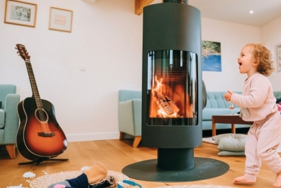 Sécurité et chaleur : quel poêle à bois choisir quand on a des enfants ?