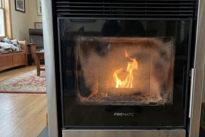 Votre vitre noircit ? Voici comment r&eacute;gler la flamme de votre po&ecirc;le &agrave; granul&eacute;s