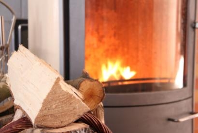 Comment éviter le noircissement de la vitre de votre poêle à bois ?